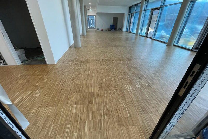 Großflächige Bodenverlegung im Objektbereich