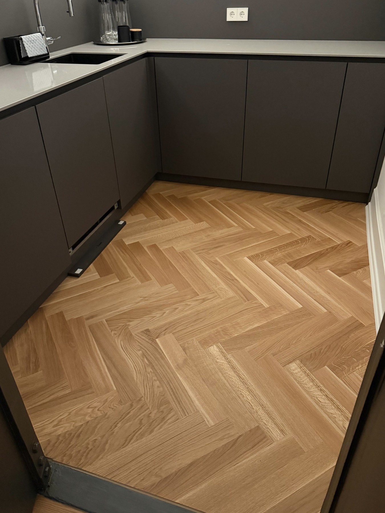 Fischgrätparkett in moderner Küche